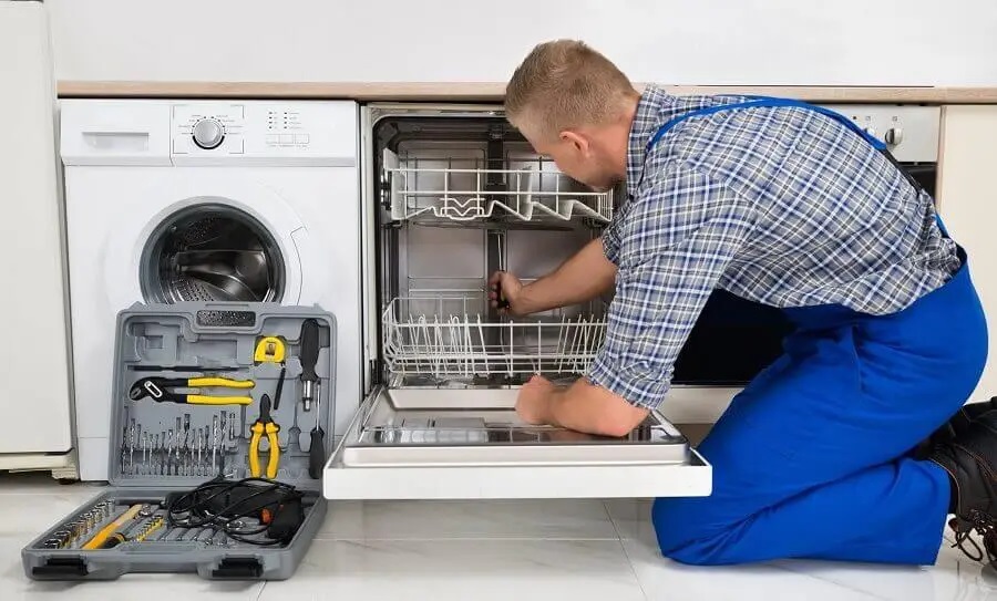 Körfez Gaggenau servisi teknisyen ekibi beyaz eşya tamiri yaparken